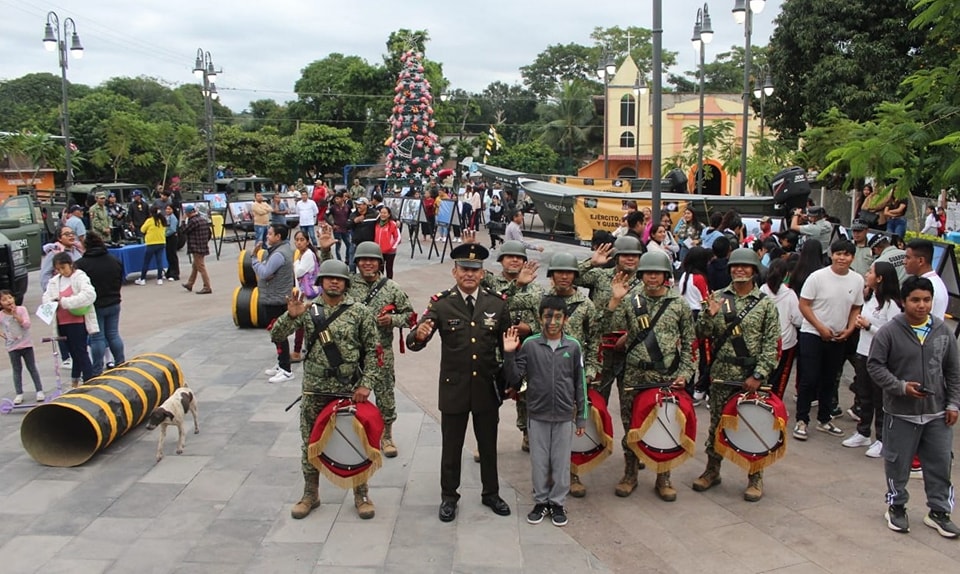 En Tilapan Defensa exhibe muestra fotográfica «La Gran Fuerza de México, Siempre por ti, siempre por México»