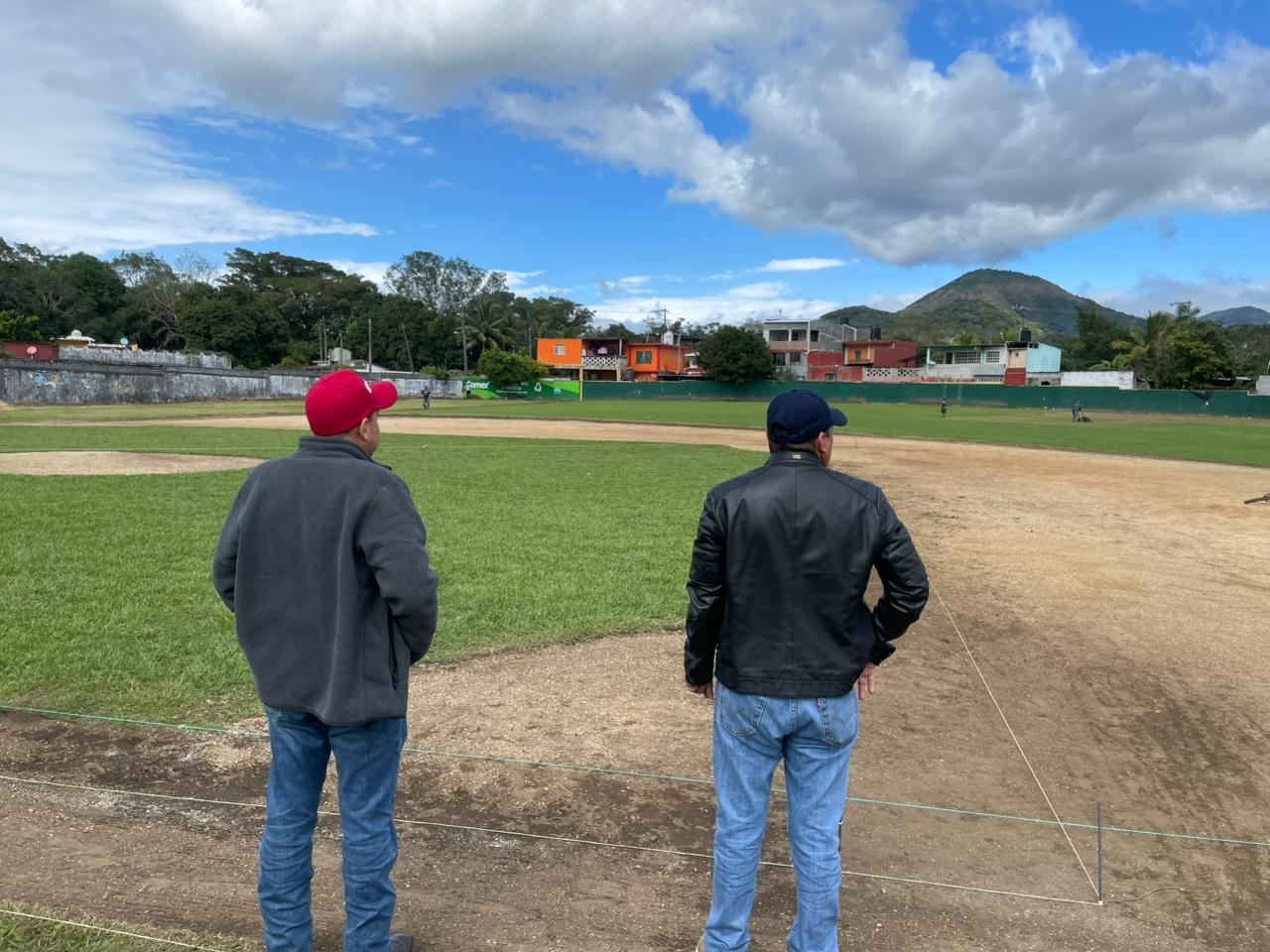 Alcalde de Catemaco supervisa los preparativos del campo de béisbol «Adolfo Moreno», sede del Torneo Nacional de Béisbol U-15