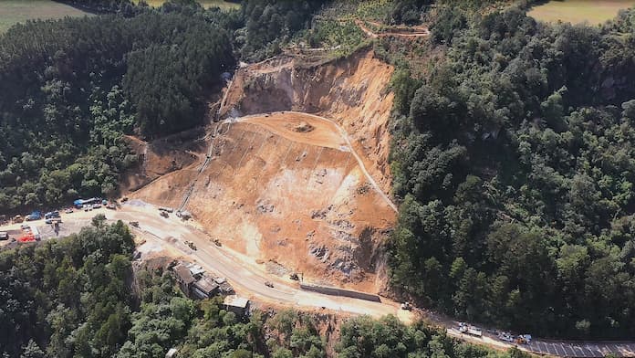 Abren paso provisional en Cumbres de Maltrata a 3 meses de derrumbe