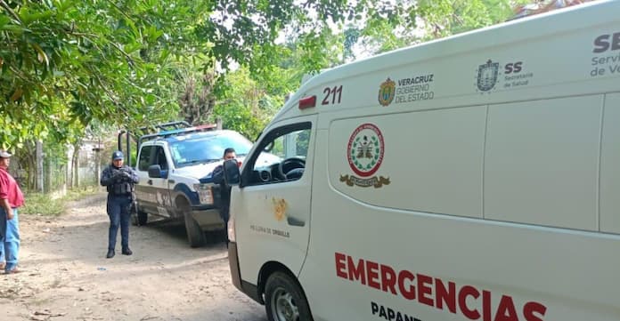 4ses1nan a b@lazøs a mujer en un velorio