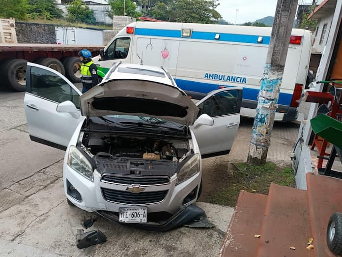 Conductor pierde el control tras haber sufr1do un @taque ep1léptico, en San Andrés Tuxtla