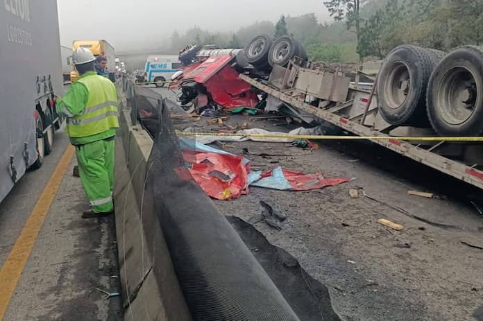 Dos personas sin vida en volcadura de tráiler sobre la autopista Xalapa-Perote