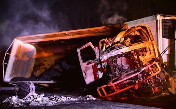 Impacto entre dos tráileres provoca incendio en la autopista Xalapa-Perote