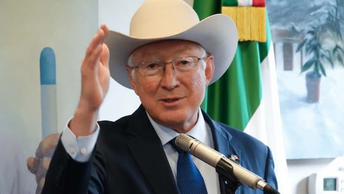 Ken Salazar se despide como embajador de EE.UU.; insiste en que fentanilo se produce en México