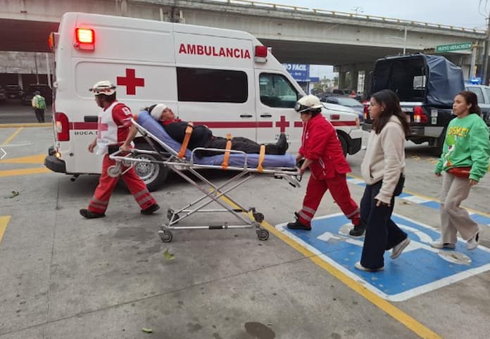 Mujer se les1ona tras caerle en la c@beza parte de una estructura en Veracruz