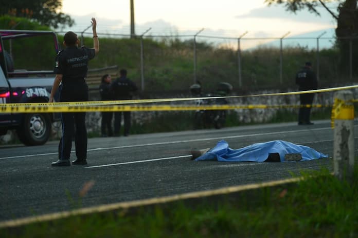 Pierde la v1da al intentar cruzar la carretera Xalapa-Veracruz