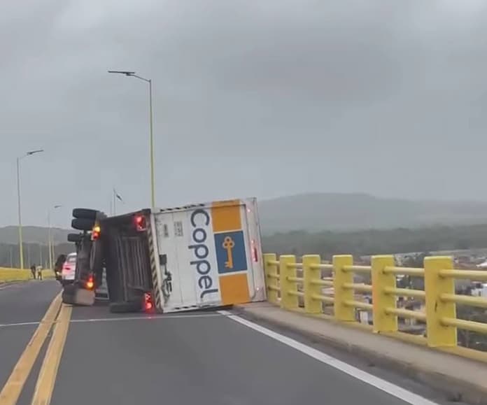 Por las fuertes rachas de viento provoca volcadura de camión de Coppel en puente de Alvarado