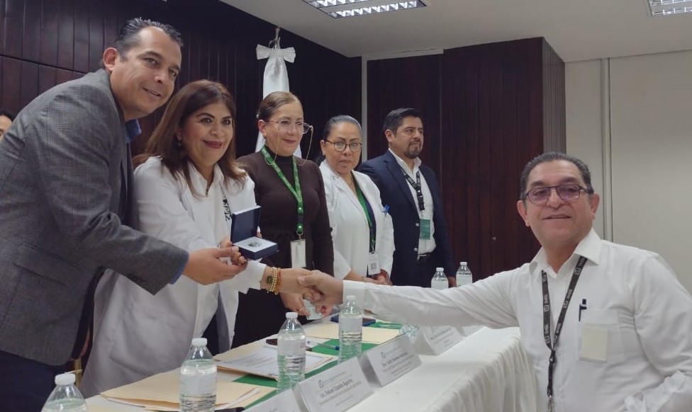 Reconoce IMSS Veracruz a 166 trabajadores con 25, 30 y 35 años de antigüedad laboral
