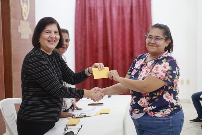Alcaldesa de San Andrés Tuxtla entrega bono por Día de Reyes a empleados municipales