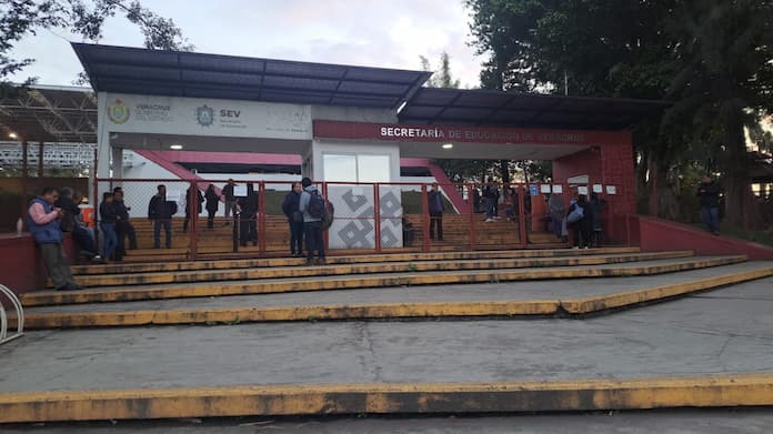 Maestros de educación indígena toman la SEV
