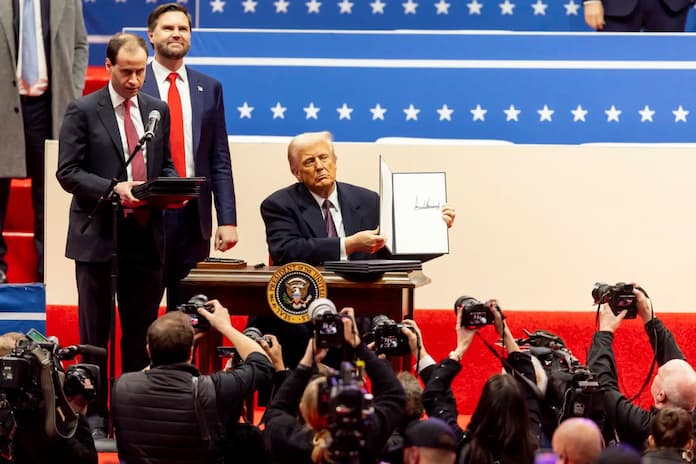 Trump firma orden ejecutiva para negar la ciudadanía a hijos de migrantes indocumentados