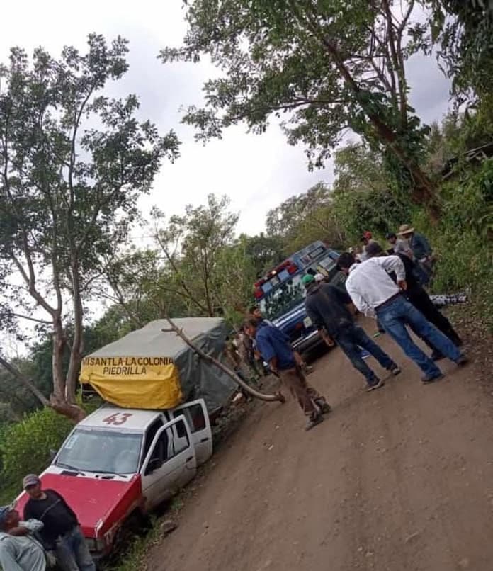 Tres les1onados al volcar una camioneta del mixto rural