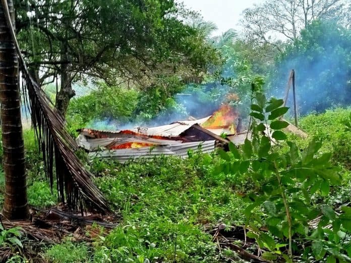 Hombres armados queman viviendas en Catemaco por conflicto de tierras