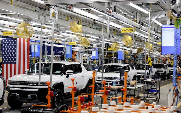 General Motors podría transferir parte de su producción de México a EU por aranceles de Trump