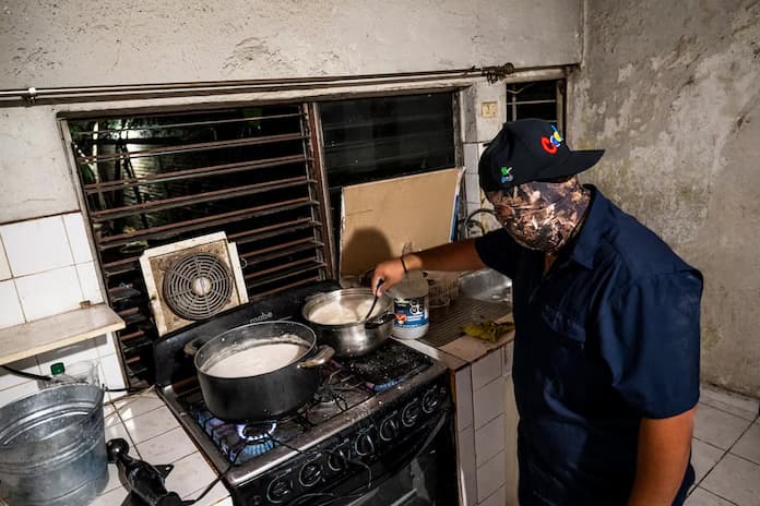 Gobierno de Sheinbaum explica por qué no se puede producir fentanilo en cocina doméstica tras reportaje del New York Times