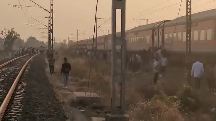 Tren arroll@ a 11 personas en India; huían por falsa alarma de incendio