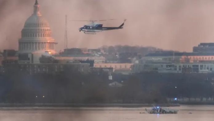 Descartan sobrev1vientes en accidente aéreo en Washington DC
