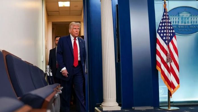 Trump culpa del accidente en Washington a controladores aéreos
