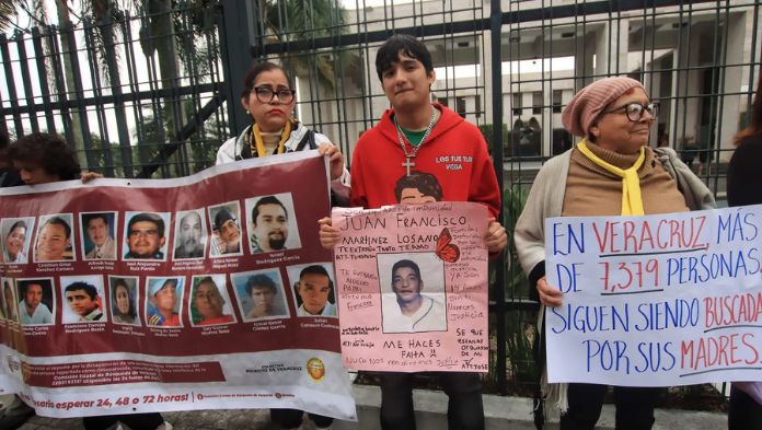 Titular de la FGE, “negligente e irresponsable”, acusa colectivo Solecito durante protesta en el Congreso