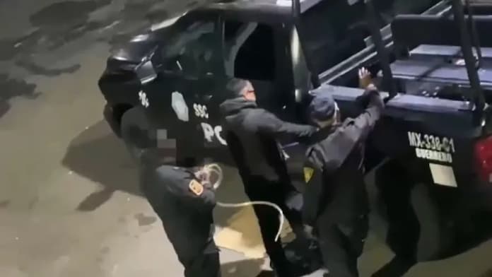 Policías de la CDMX “ordeñan” gasolina de patrullas