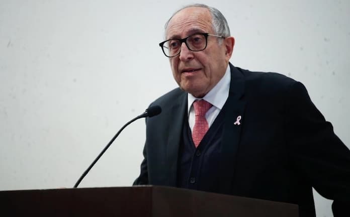 «No hay recorte», sino más recursos públicos para sector salud: Sheinbaum
