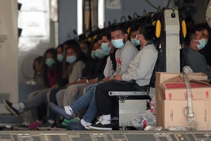 Segob niega prohibición de sobrevuelo militar de EEUU por espacio aéreo de México con migrantes guatemaltecos