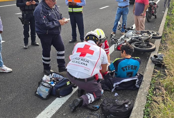 2 les1onados tras choque entre una motocicleta y un automóvil en autopista Veracruz -Cardel