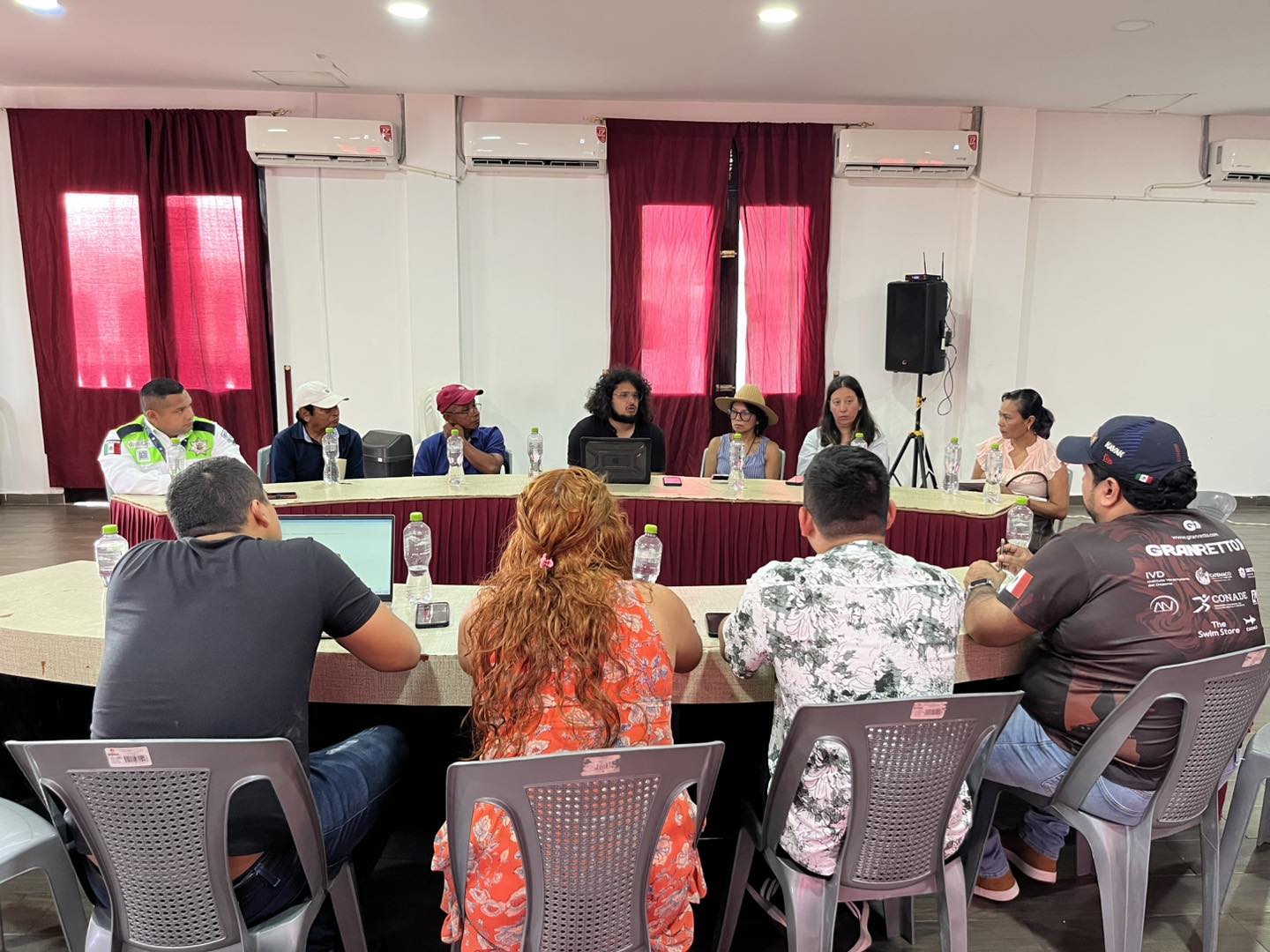Autoridades del sector turístico y agentes municipales de Catemaco se reunieron con productora cinematográfica