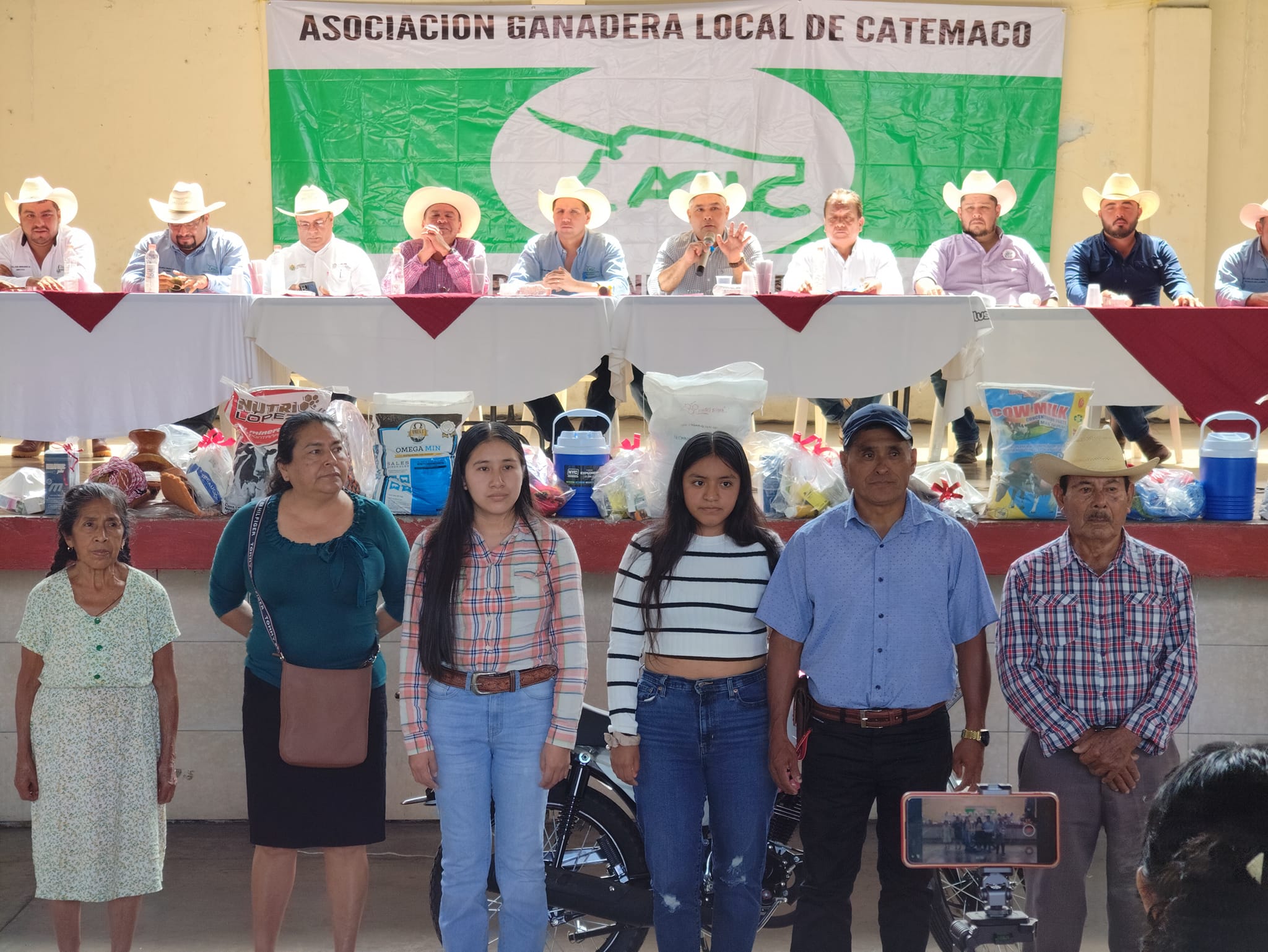 Atendiendo la invitación, acude alcalde de Catemaco a la Asamblea General Ordinaria de la Asociación Ganadera Local (AGL)
