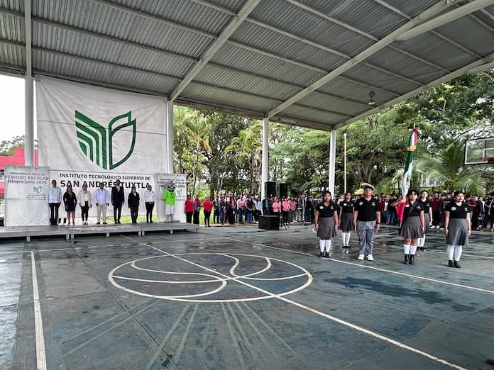 Asisten representantes de Gobierno de San Andrés Tuxtla al acto cívico en las instalaciones del ITSSAT
