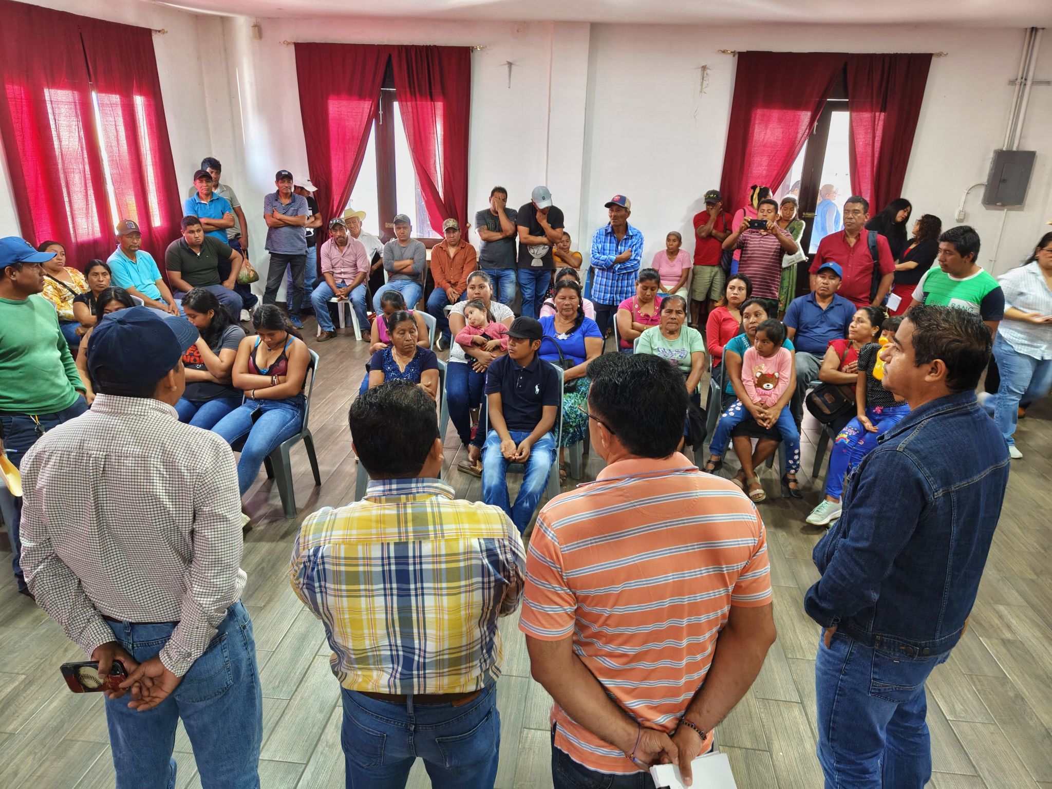 Atienden en Ayuntamiento de Catemaco solicitud de pavimentación de habitantes de comunidades