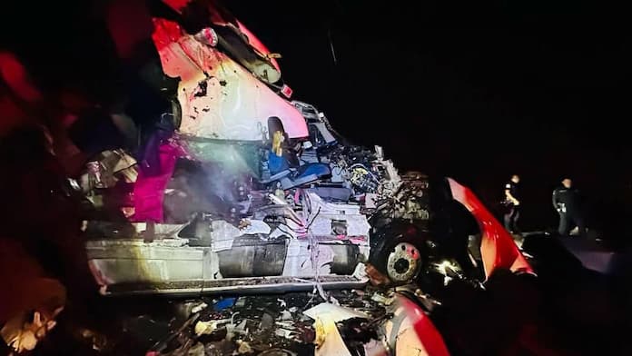 Tractocamión choca contra un ADO en la carreta Coatzacoalcos-Minatitlán