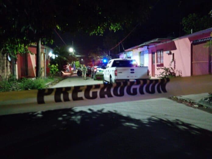 4sesinan a un hombre en su casa frente a su familia en Coatzacoalcos
