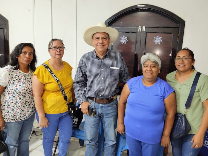 Alcalde atiende solicitudes de la Telesecundaria Justo Sierra