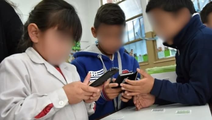 Desde este jueves prohibido uso de celulares en escuelas de Querétaro