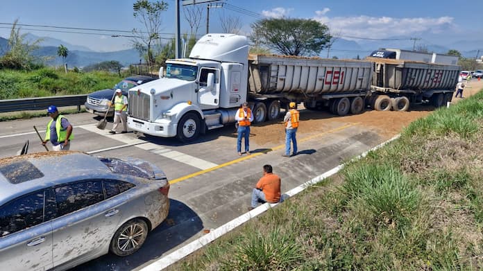Carambola en autopista de Veracruz deja al menos 2 lesionados