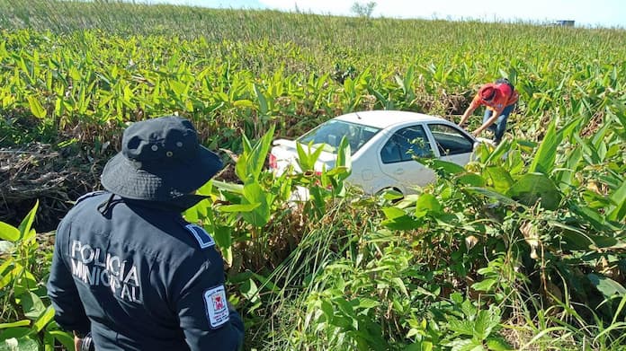 Conductor pierde la v1da al salirse de la carretera Minatitlán-Coatzacoalcos