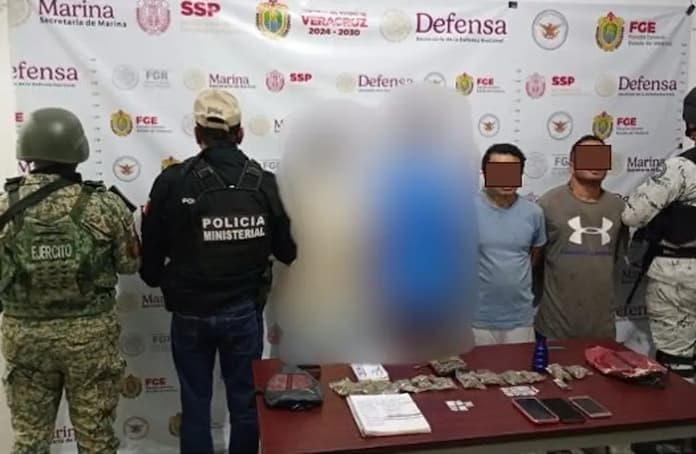 Detienen y les aseguran drøgas a dos adølesc£ntes y 2 personas más tras cateo en Lerdo