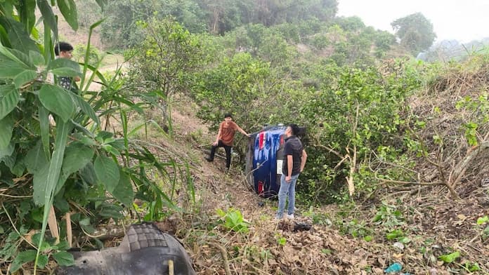 Ebrios se fueron a un barranco con todo y auto