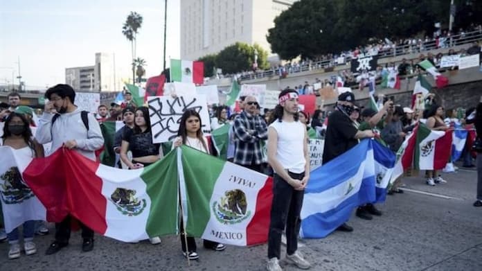 Manifestantes bloqueron la circulación en autopista de Los Ángeles para exigir fin a deportaciones