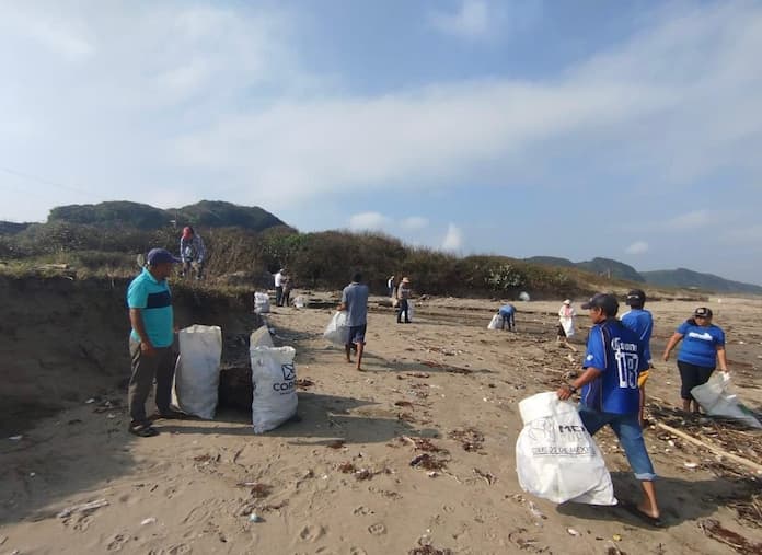 Realizan primera actividad de limpieza de playas en la costa