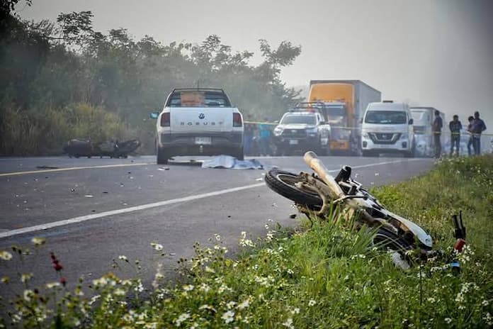 Padre e hijo pierden la v1da al ser embestidos por una camioneta en Sayula de Alemán