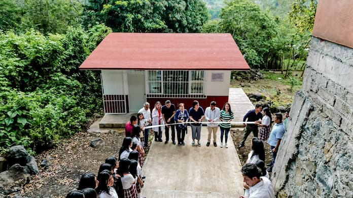 Con aula nueva, beneficia Gobierno Municipal a TEBA de Xoteapan