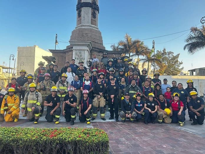 Elementos de Protección Civil Municipal de San Andrés Tuxtla reciben capacitación de la Asociación de Bomberos Latinos.