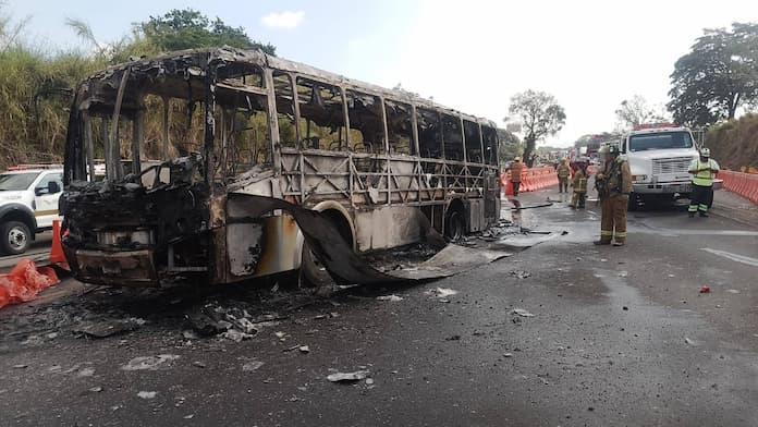 Se incendia autobús en la autopista Veracruz-Córdoba