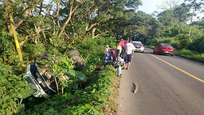 Vuelca tractocamión en Santiago Tuxtla