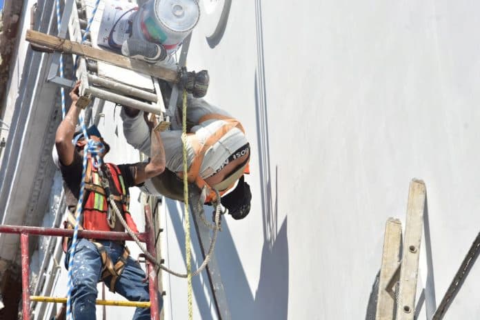 Trabajador que pintaba Palacio de Gobierno, a punto de caer tras destrabarse andamio