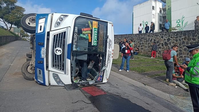 7 lesionados tras volcadura de autobús de pasajeros en Xalapa