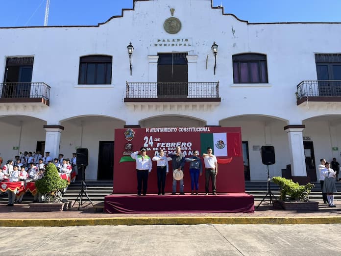 Alcalde de Catemaco encabeza conmemoración del Día de la Bandera de México