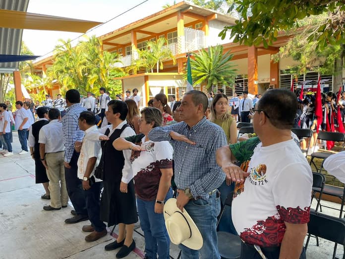 Alcalde de Catemaco asistió a la inauguración de la Semana Cultural y Deportiva en el Colegio Rafael Guízar y Valencia